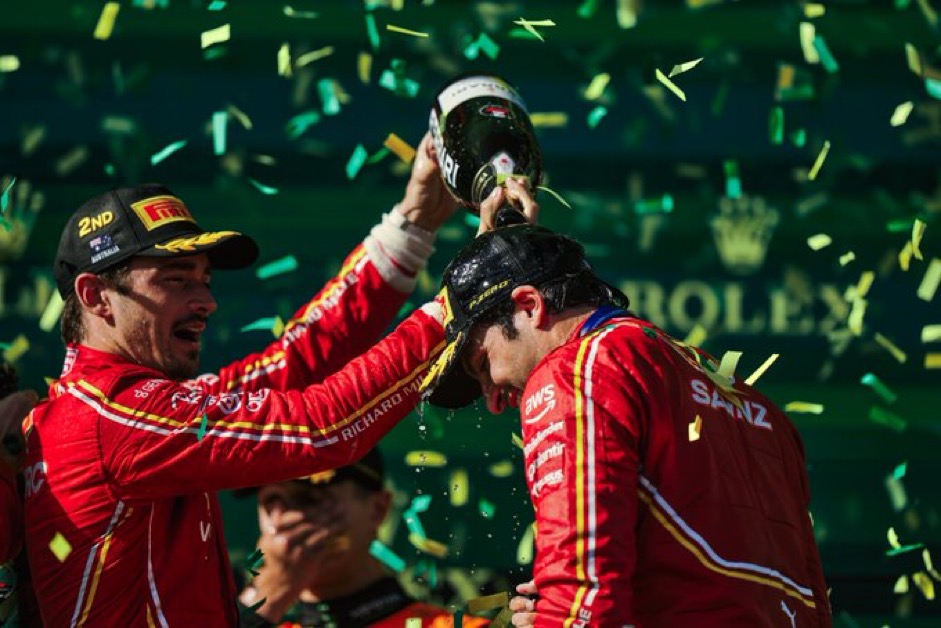 Leclerc celebrando con Sainz. Fuente: Ferrari en ‘X’