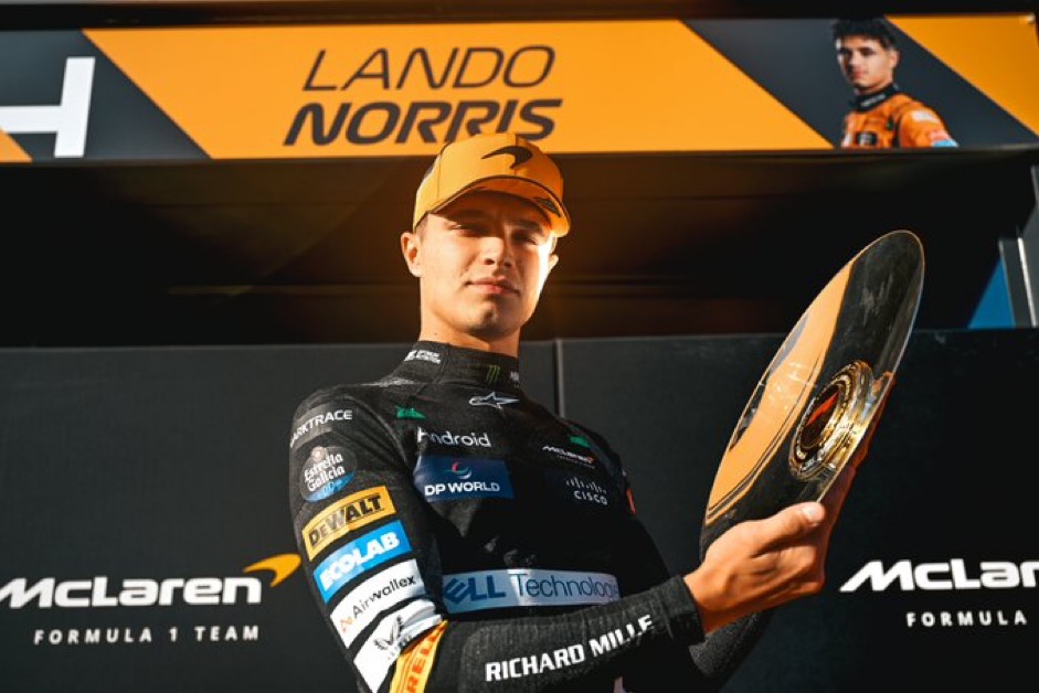 Norris con su galardón del podio. Fuente: McLaren ‘X’