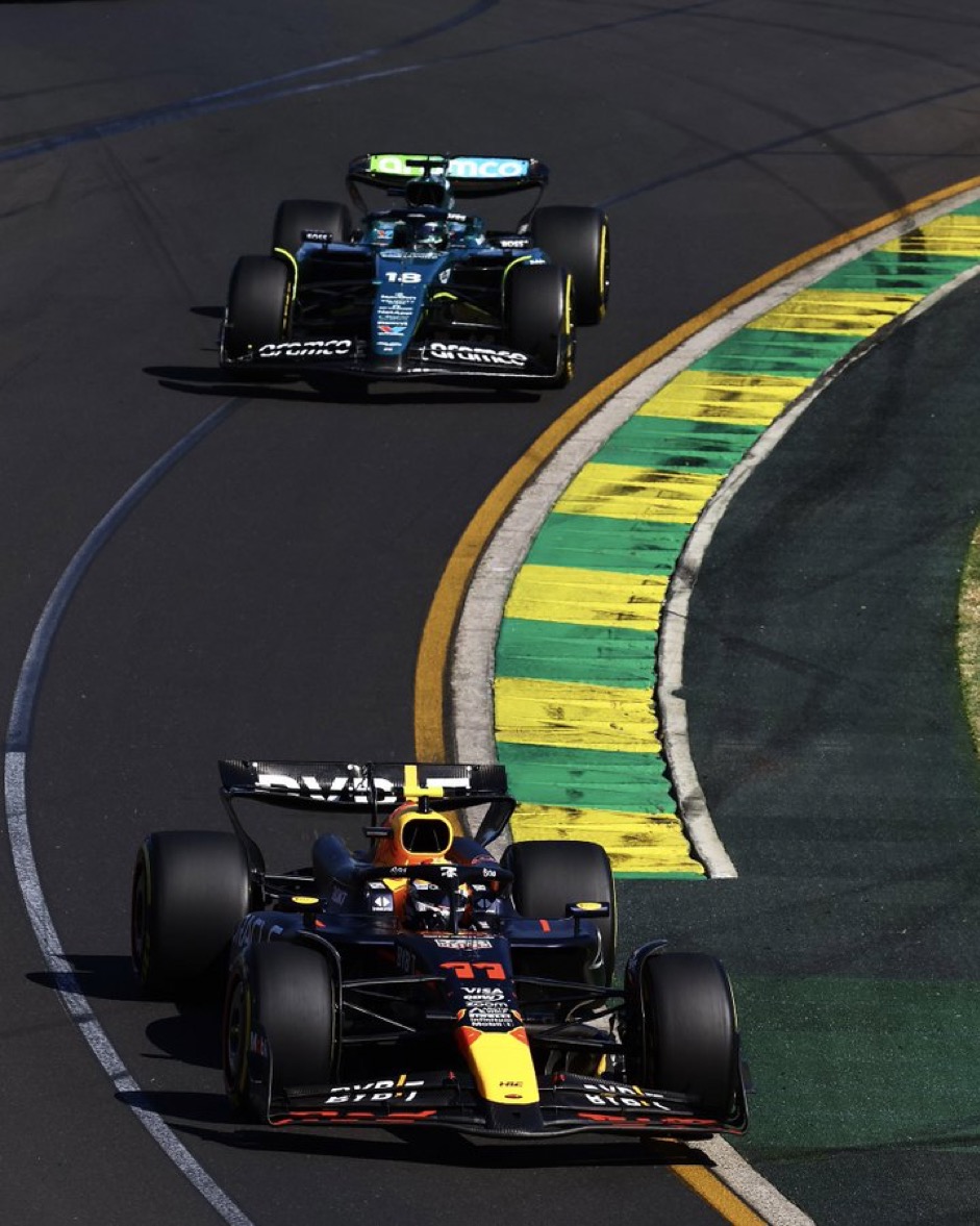 Checo siendo perseguido por Alonso. Fuente: Red Bull Racing