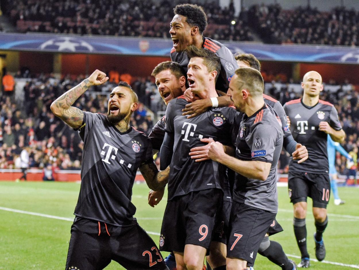 Arturo Vidal, Xabi Alonso y más jugadores del Bayern celebrando una apabullante victoria en el Emirates / Bayern de Múnich
