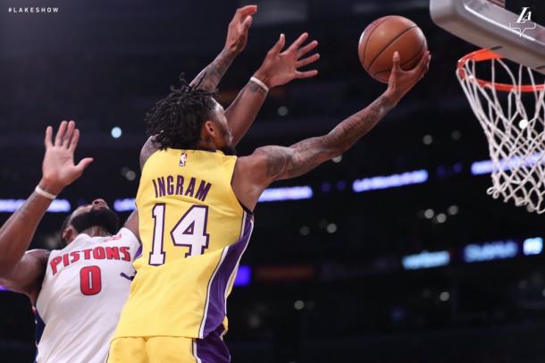 Ingram a canestro su Drummond - Foto Lakers Twitter