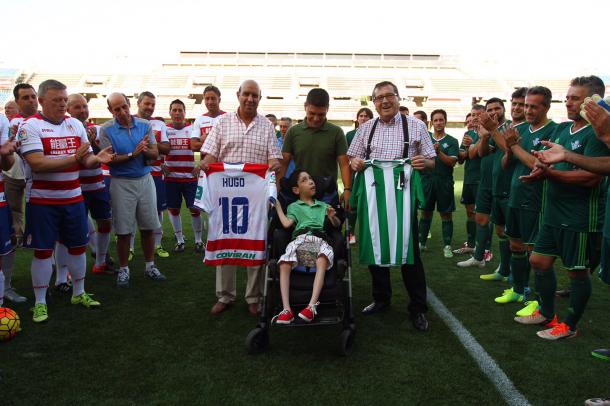 Hugo junto a los veteranos de ambos equipos | Foto: AL Juárez