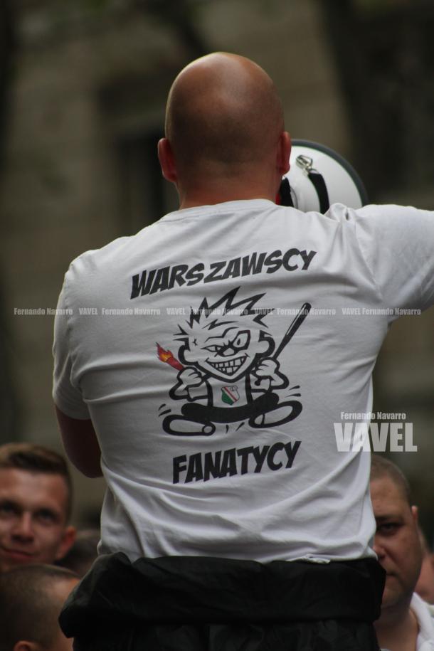 Líder ultra polaco, con megafono en mano, alentaba a sus hombres. | FOTO: Fernando Navarro - VAVEL España