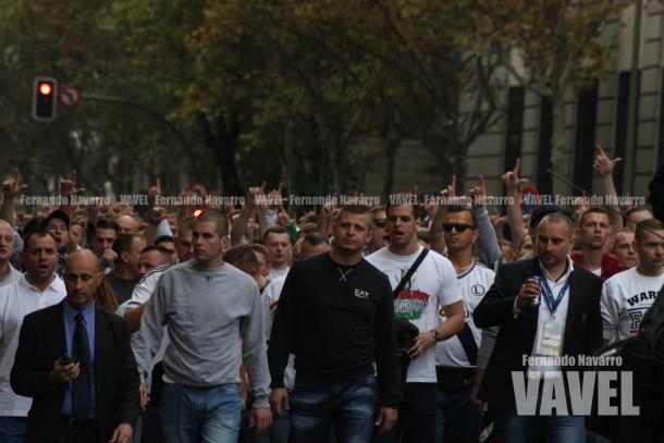 Aficionados radicales escoltados por agentes de policía polacos. | FOTO: Fernando Navarro - VAVEL España