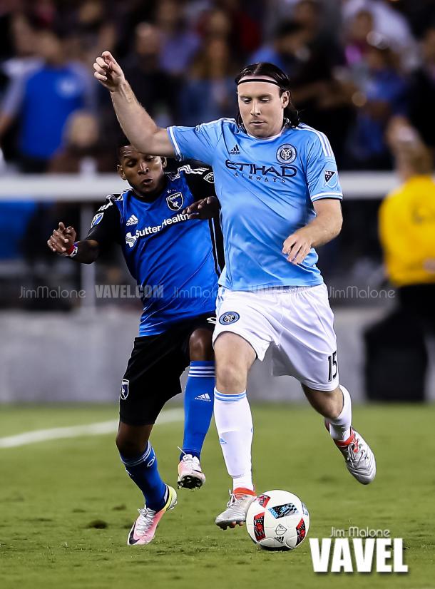 New York City FC midfielder Thomas McNamara (15) takes control of the ball against during the match against San Jose Earthquakes. / Jim Malone – VAVEL USA