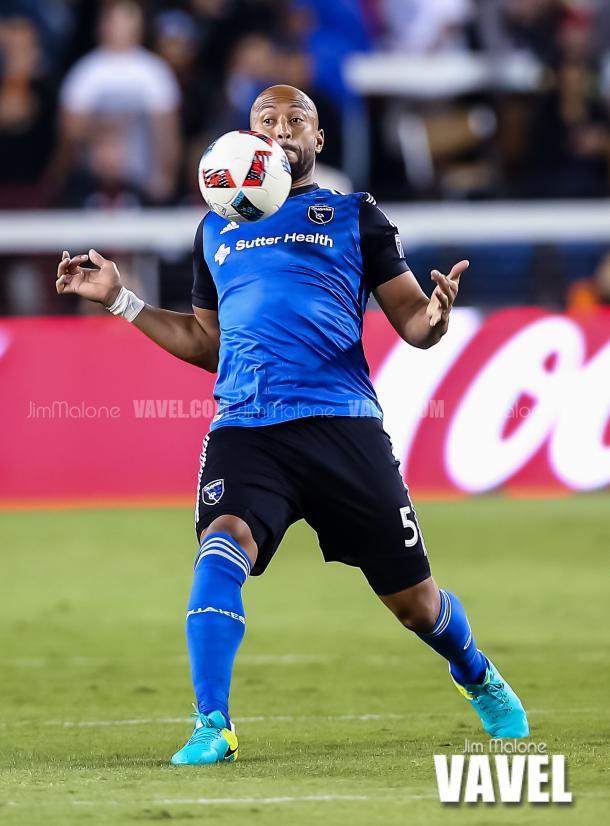 San Jose Earthquakes defender Victor Bernardez (5) needs to chest the ball in order to gain control and make the pass. / Jim Malone – VAVEL USA