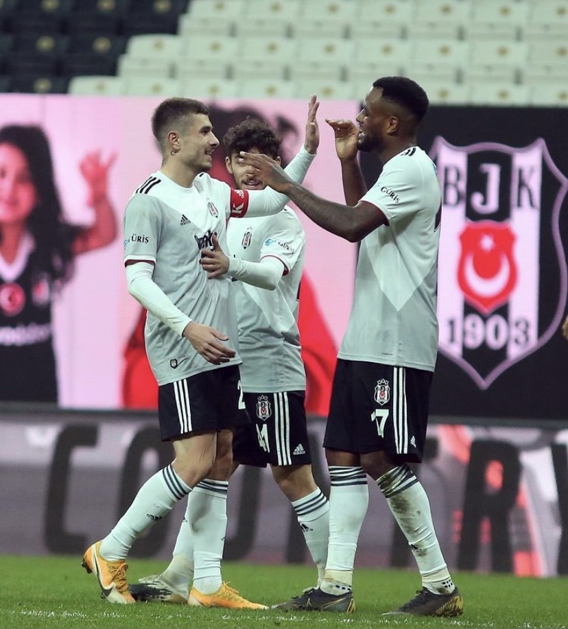Toköz celebrando con sus compañeros | Fuente: Besiktas