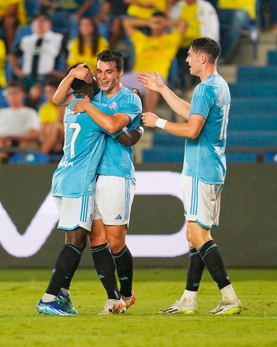Douvikas, Larsen y Bamba celebrando el último gol del griego // @rccelta en X