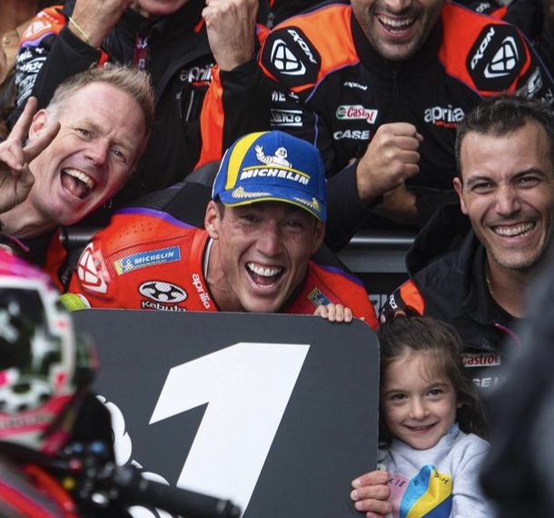 Aleix Espargaró con su equipo Aprilia Racing / Fuente: Aprilia vía Instagram