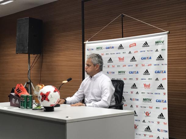 Rueda chegou visivelmente irritado à sala de coletiva no Maracanã (Foto: Bárbara Mendonça/VAVEL Brasil)