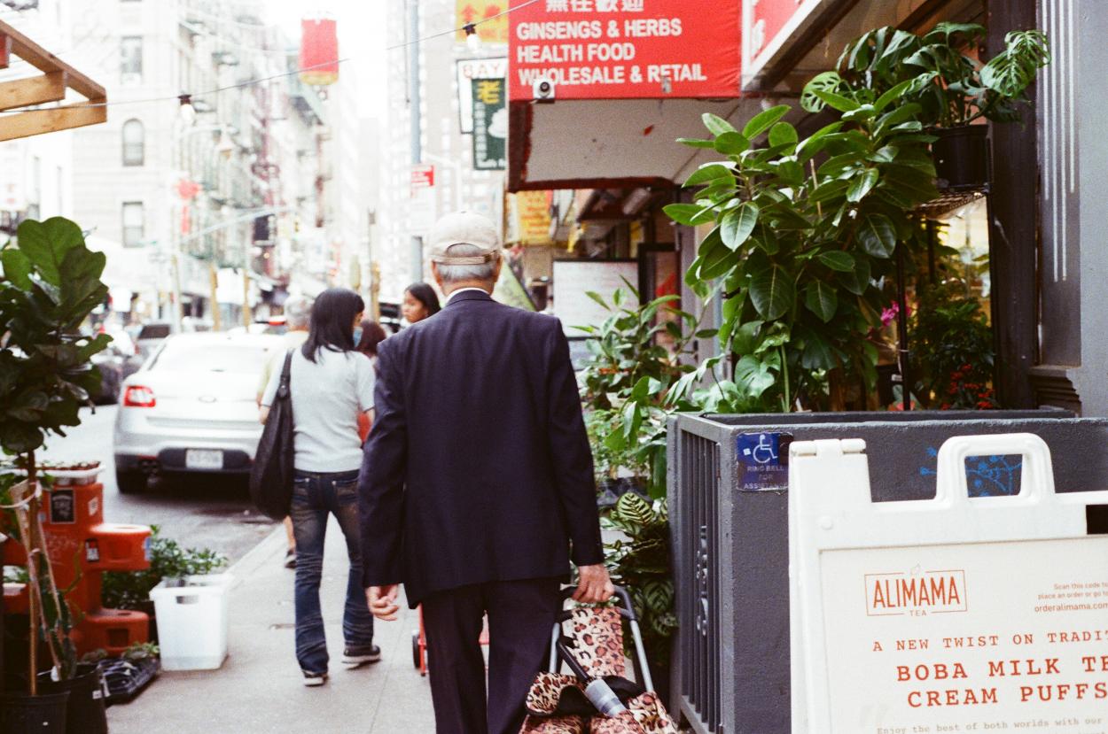 Gorra, traje y sombrilla. Fotografía de Mariana Gil, 2024.