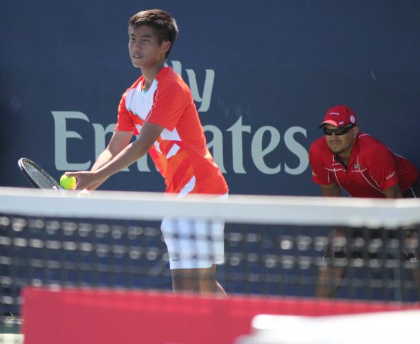 Jack Mingjie Lin prepares to hit a serve during his first round qualifying match against Tim Smyczek at the 2016 Rogers Cup. | Photo: Max Gao
