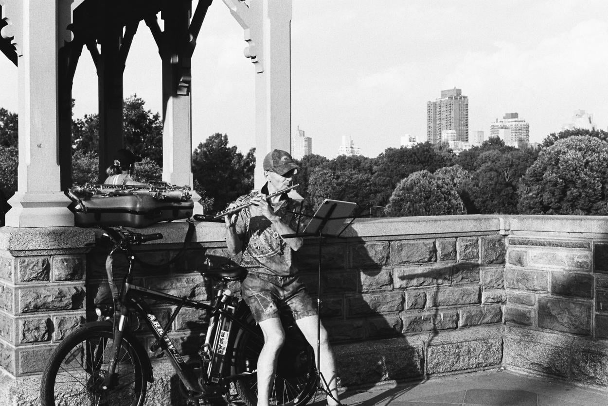 Sobre mi bicicleta tocado la flauta. Fotografía de Mariana Gil, 2024.