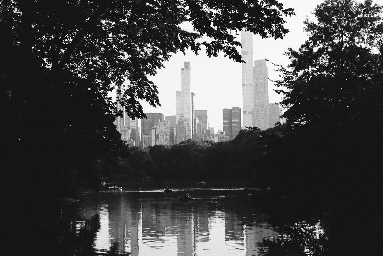 Un reflejo, tantas personas. Fotografía de Mariana Gil, 2024.