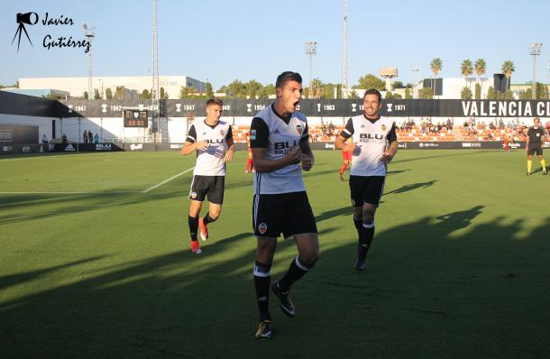 Rafa Mir celebra su primer gol. | Imagen: Javier Gutiérrez (@JaviGEsteve43 / vavel.com)