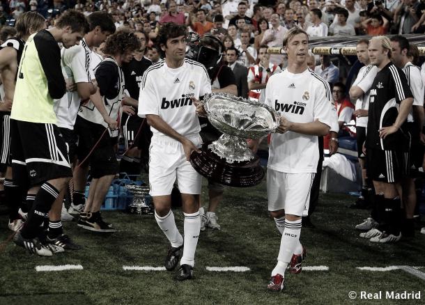 Guti junto a Raúl con el trofeo Santiago Bernabéu en el 2009. Foto: Real Madrid