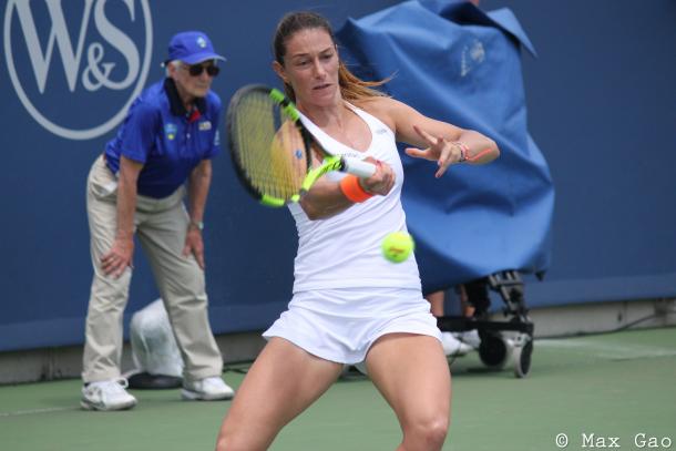 Mariana Duque-Mariño hits a forehand during her final-round qualifying match at the 2017 Western & Southern Open. | Photo: Max Gao