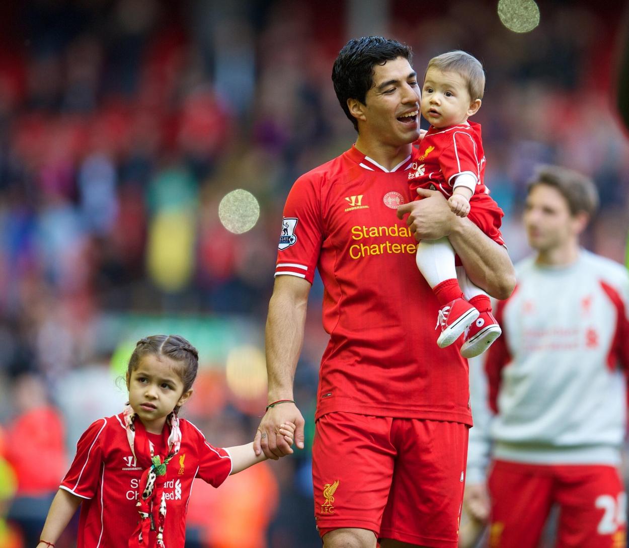 Suárez en Anfield con dos de sus hijos | Foto: @LFC