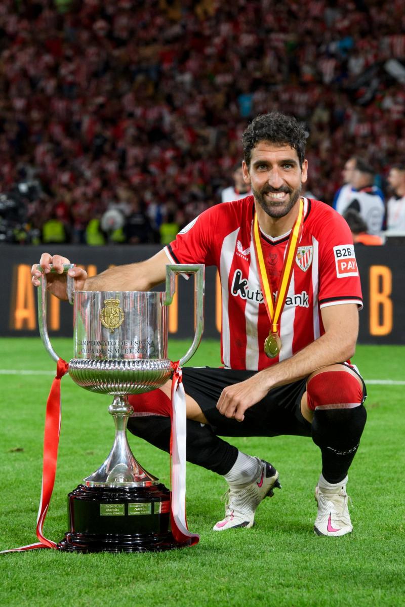 Raúl y su Copa del Rey con el Athletic | Foto: @AthleticClub