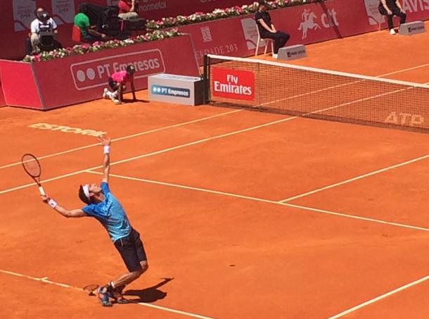 Leonardo Mayer serving in his first round match against local wildcard, Pedro Sousa, at the Millennium Estoril Open. (Pedro Cunha/VAVEL)