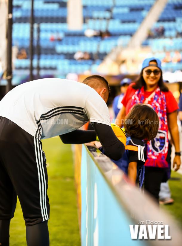 SJ Earthquakes Goalie David Bingham takes time out of his warm up to autograph a young fan’s jersey / Jim Malone - VAVEL USA