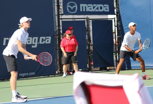 Denis Shapovalov and Félix Auger-Aliassime in first round doubles action against Bernard Tomic and Viktor Troicki at the 2016 Rogers Cup. | Photo: Max Gao