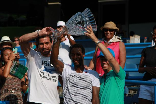 Monfils celebrates with his team after his Citi Open (Victor Ng/Tennis Files)