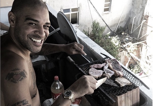 Adriano no seu churrasco na laje, na Vila Cruzeiro. (Reprodução / Instagram Adriano)