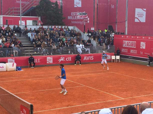 Gastão Elias and João Sousa in doubles action today. (Pedro Cunha/VAVEL)