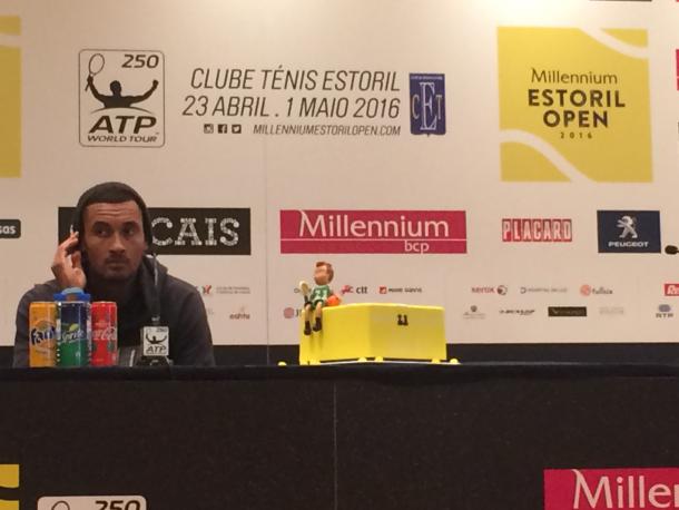 Nick Kyrgios and his birthday cake at the conference room (Pedro Cunha/VAVEL)