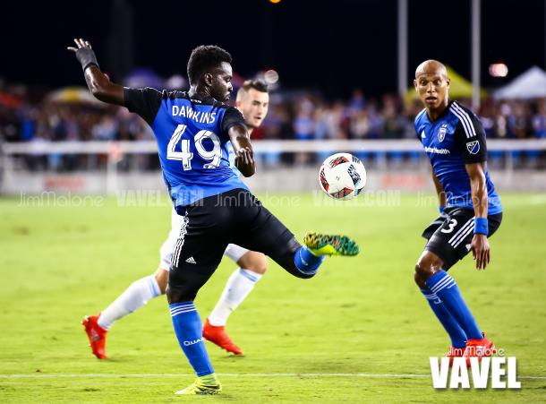 San Jose Earthquakes forward Simon Dawkins (49) tries to control the ball as it moves past him during the first half of play / Jim Malone – VAVEL USA