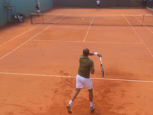 Gilles Muller hitting a forehand during his Sunday practise. (Pedro Cunha/VAVEL USA)