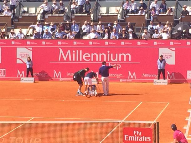 When João Sousa twisted his foot, Nicolas Almagro crossed the court to help him. (Pedro Cunha/VAVEL)