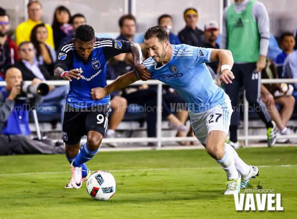 New York City FC defender RJ Allen (27) fights to keep San Jose Earthquakes midfielder Alberto Quintero (91) from the ball during the second half of play. / Jim Malone – VAVEL USA