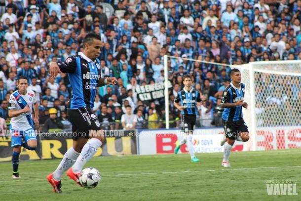 Camilo Sanvezzo en busca del gol.