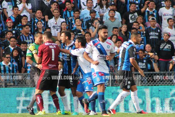 Los queretanos molestos por el supuesto fuera de lugar en el gol de Puebla.