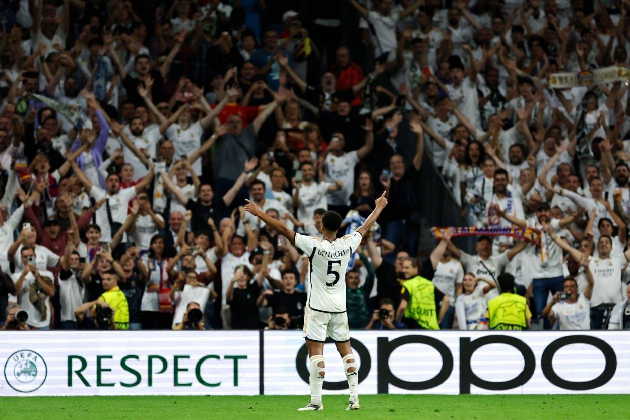 Todo el Bernabéu abrazando la celebración de <b><a  data-cke-saved-href='https://www.vavel.com/es/data/jude-bellingham' href='https://www.vavel.com/es/data/jude-bellingham'>Jude Bellingham</a></b> / Real Madrid