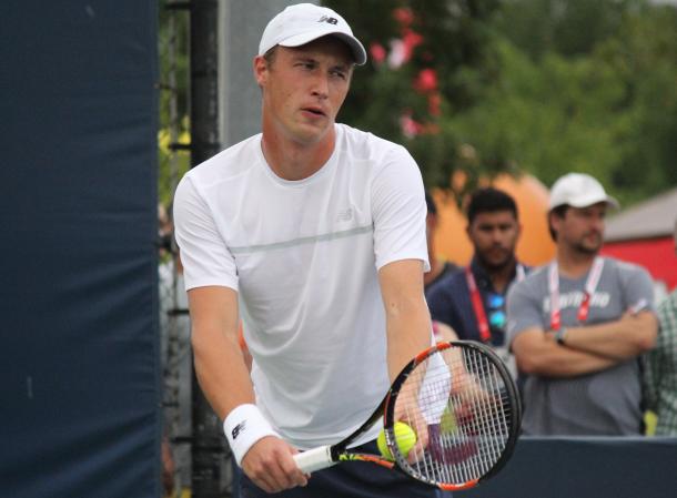 Henri Kontinen prepares to hit a serve during his second round doubles match with John Peers against Grigor Dimitrov and Stan Wawrinka at the 2016 Rogers Cup. | Photo: Max Gao