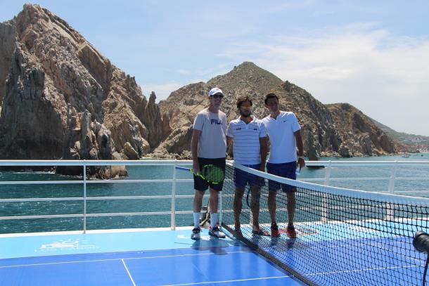 Sam Querrey (L), Feliciano Lopez and Bernard Tomic (R) pose for photographs in front of the arch of Cabo San Lucas. Photo: VAVEL USA