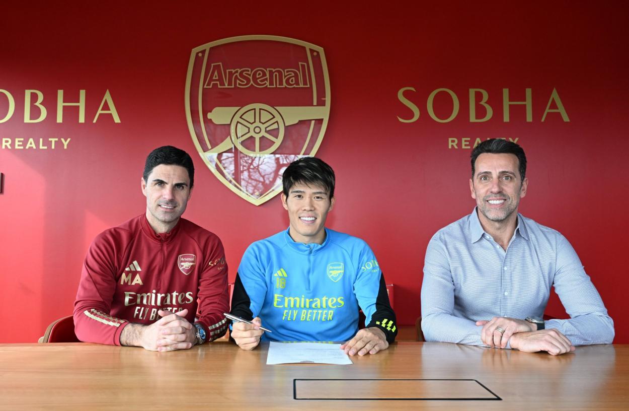 Foto en la que oficializan la renovación de Tomiyasu en el Arsenal / Arsenal