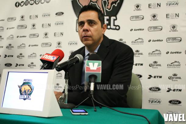 Entrenador de FC Juárez en conferencia de prensa.