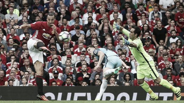 Ibrahimovic en el gol que anotó ante el Manchester City. Foto: Premier League.