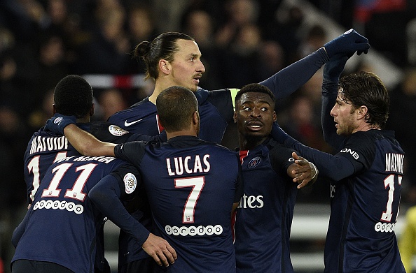 Ibrahimovic celebrates goal with his teammates. | Photo: AFP/Franck Fife
