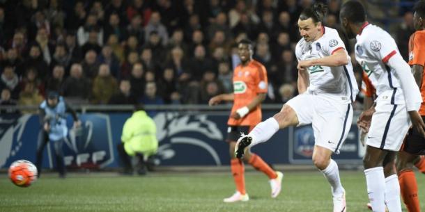 Zlatan Ibrahimovic chuta para lograr su gol | Foto: PSG