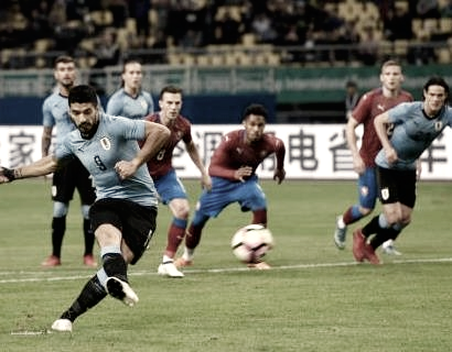 Luis Suárez lanzando un penalty en un amistoso de Uruguay de este año | Fuente AUF.org.uy