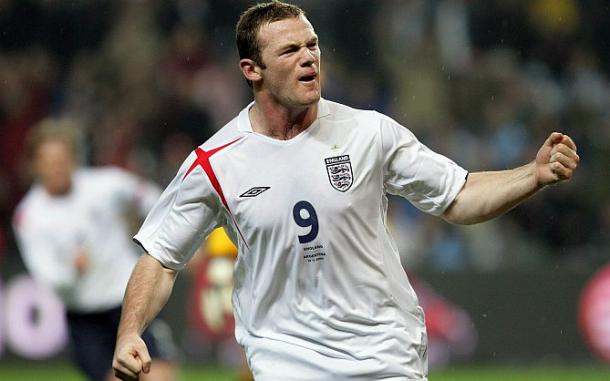 Rooney celebra un gol con el 9 de Inglaterra a la espalda | Foto: República