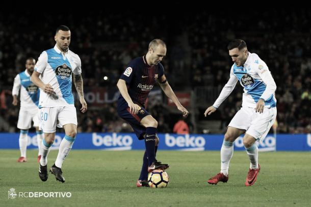 Iniesta pisa el balón ante los jugadores del Deportivo | Imagen vía RC Deportivo