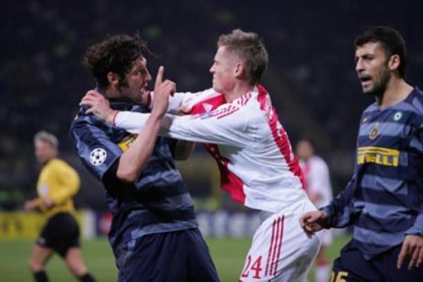 Encontronazo entre Materazzi (Inter) y Rosenberg (Ajax). Foto: Getty Images