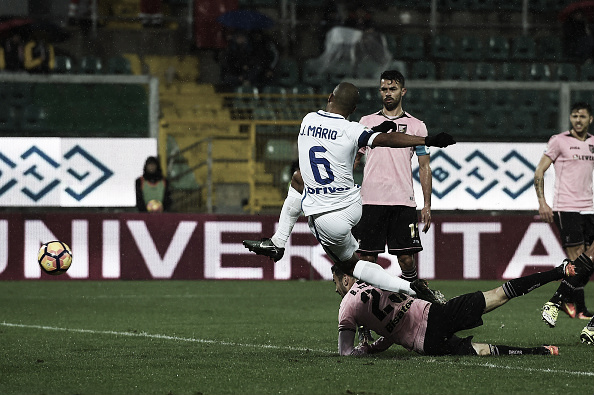 João Mário completa para o gol cruzamento de Candreva  (Foto: Tullio M. Puglia/Getty Images)