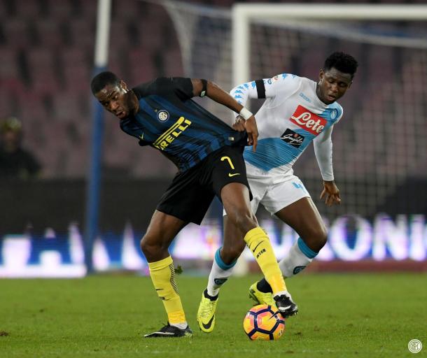 Kondogbia y Diawara pugnan por el balón en un lance del partido | FC Inter